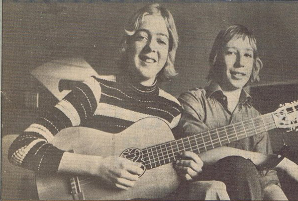 Moppen lämnades för en gitarr på vägen till lyckan. Tomas med gitarr och kompisen Anders